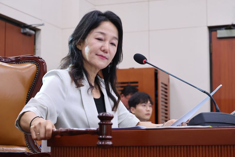 이재정 위원장이 9일 서울 여의도 국회에서 열린 문화체육관광위원회 전체회의에서 의사봉을 두드리고 있다. 2026.7.9 ⓒ 뉴스1 신웅수 기자