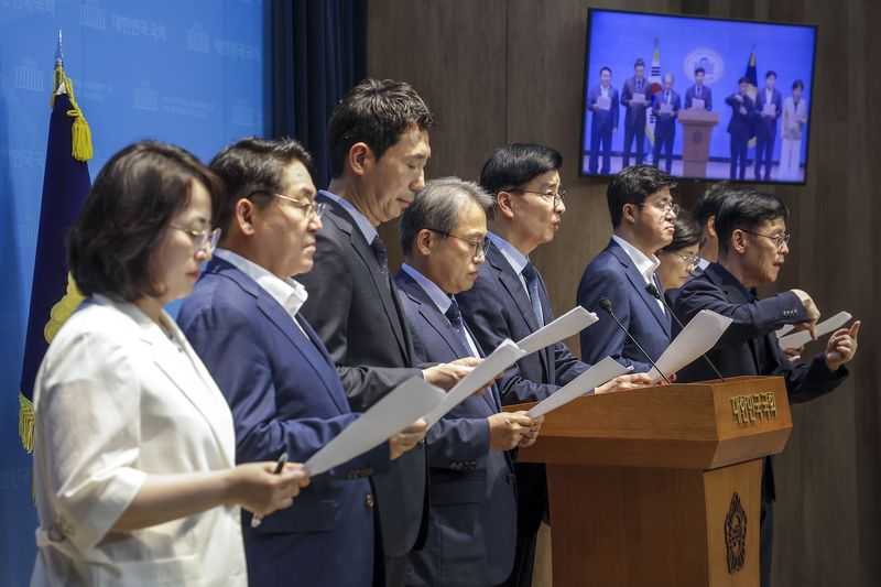 [서울=뉴시스] 정병혁 기자 = 9일 서울 여의도 국회 소통관에서 더불어민주당 선관위 개혁 3법 발의 기자회견이 진행되고 있다. 2026.07.09. jhope@newsis.com