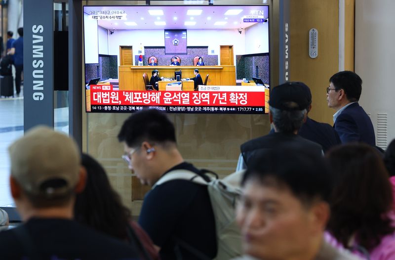 [서울=뉴시스] 황준선 기자 = 9일 오후 서울역 대합실에서 시민들이 윤석열 전 대통령의 고위공직자범죄수사처의 체포영장 집행 방해 혐의 등에 대한 대법원 선고 보도를 시청하고 있다.대법원 3부(재판장 이흥구 대법관, 주심 이숙연 대법관)는 9일 윤 전 대통령의 특수공무집행방해, 직권남용 권리행사방해 등 혐의 상고심에서 징역 7년을 선고한 원심을 확정했다. 2026.07.09. hwang@newsis.com