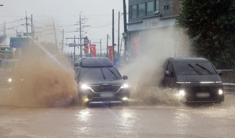 수도권에 많은 비가 내린 9일 경기 오산시의 한 도로가 침수돼 차량이 물보라를 일으키며 주행하고 있다. 2026.7.9 ⓒ 뉴스1 김영운 기자