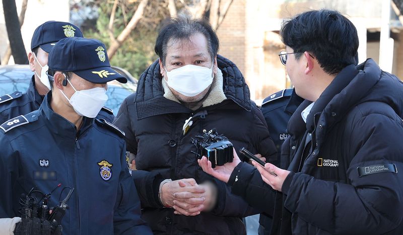 불법 정치자금 수수 혐의를 받는 '건진법사' 전성배 씨가 2024년 12월 19일 오전 서울 양천구 서울남부지방법원에서 열린 영장실질심사(구속 전 피의자심문)에 출석하고 있다. 2024.12.19 ⓒ 뉴스1 장수영 기자