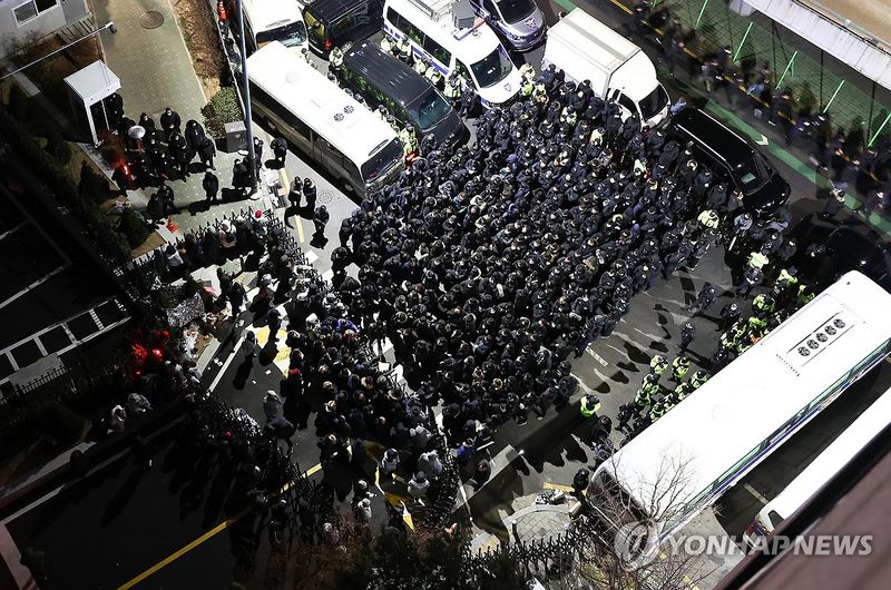 윤 대통령 2차 체포영장, 대치하는 공수처와 경호처 (출처=연합뉴스)