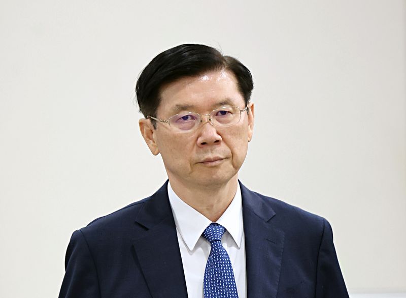 [서울=뉴시스] 김금보 기자 = 윤석열 전 대통령에 대한 고위공직자범죄수사처(공수처)의 체포영장 집행을 방해한 혐의로 재판에 넘겨진 박종준 전 대통령경호처장이 1심에서 징역 4년을 선고받았다. 사진은 박 전 처장이 9일 오전 서울 서초구 서울중앙지방법원에서 '윤석열 전 대통령 체포방해 혐의' 1심 선고 공판에 출석하는 모습. 2026.07.09. kgb@newsis.com