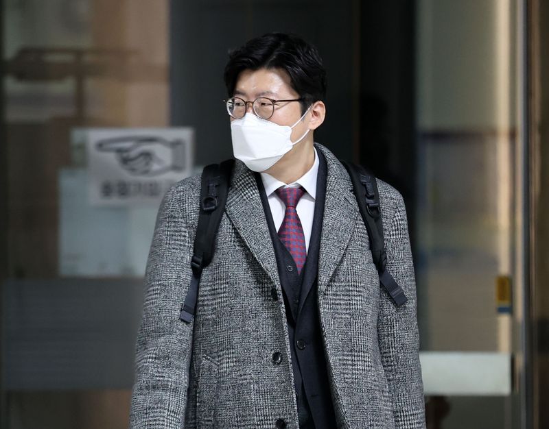 [서울=뉴시스] 고범준 기자 = 현직 검사 신분을 유지한 상태로 정치활동을 하다 해임된 이규원 전 대구지검 부부장검사에 대한 법무부의 처분은 적법하다는 법원 판단이 나왔다. 사진은 이 전 검사가 2022년 1월 21일 오전 서울 서초구 서울중앙지법에서 열린 5차 속행공판을 마치고 이동하는 모습. 2026.07.09. bjko@newsis.com