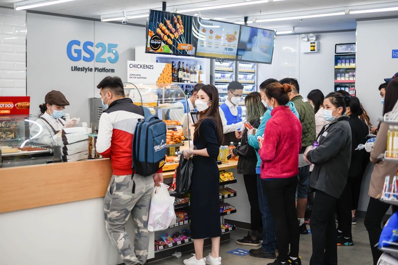 몽골 GS25 초이진점에서 고객들이 계산을 하기 위해 줄을 서고 있다. GS25 제공