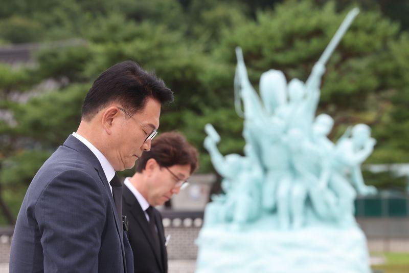 당대표 선거 출마를 선언한 송영길 전 대표가 9일 전남광주통합특별시 북구 운정동 국립 5·18민주묘지를 찾아 오월영령에 묵념하고 있다. 2026.7.9 ⓒ 뉴스1 박지현 기자