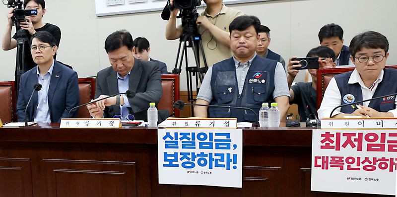 류기정 사용자위원과 류기섭 근로자위원 등 노·사 위원들이 굳은 표정으로 7일 세종시 정부세종청사 최저임금위원회에서 열린 2027년도 최저임금위원회 12차 전원회의를 시작하고 있다. 2026.7.7 ⓒ 뉴스1 김기남 기자