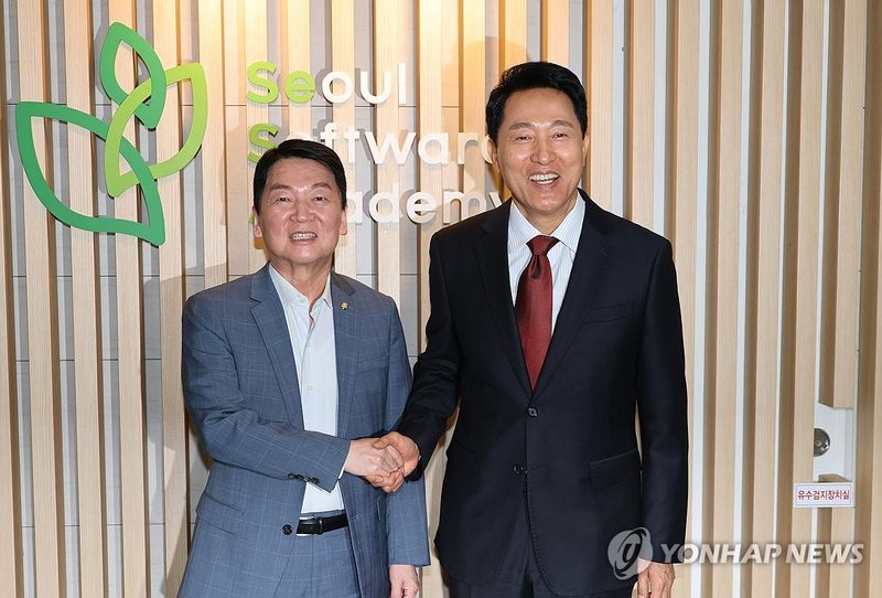 안철수 의원과 인사하는 오세훈 서울시장 후보 (출처=연합뉴스)