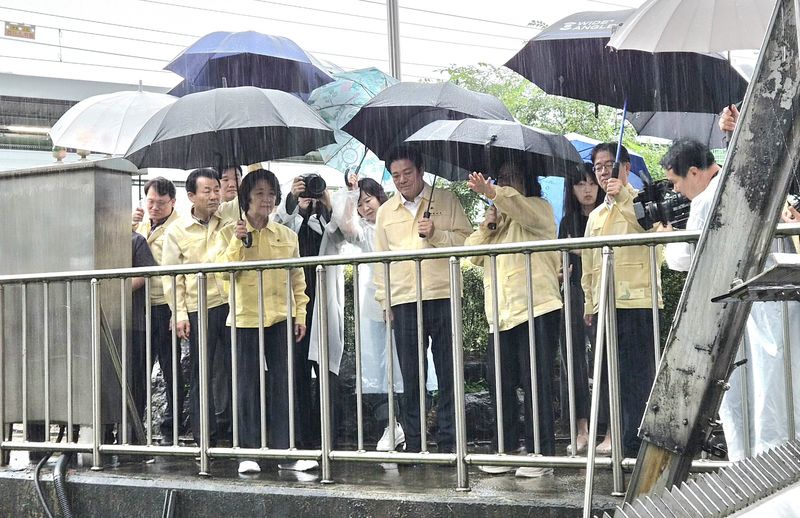 [안양=뉴시스] 경기도와 안양시 관계 공무원들이 9일 연현배수펌프장을 방문해 가동상태를 살피고 있다. (사진=안양시 제공) 2026.07.09. photo@newsis.com