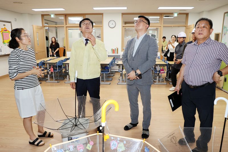 윤건영 충북교육감이 호우 피해 현장을 점검하고 있다.(충북교육청 제공. 재판매 및 DB금지) ⓒ 뉴스1