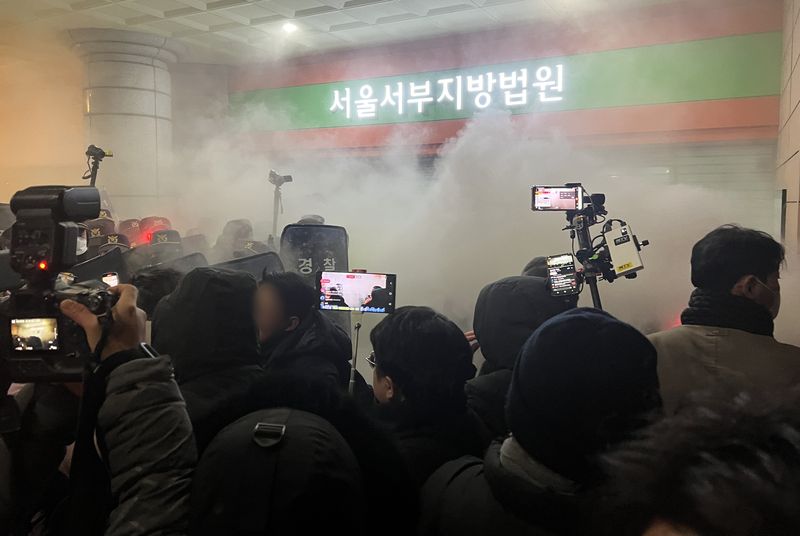 지난해 1월 19일 새벽 윤석열 대통령에 대한 구속영장이 발부되자 서울 서부지법에 지지자들이 진입해 소화기를 뿌리며 난동을 부리고 있다. 2025.1.19 ⓒ 뉴스1 김민수 기자