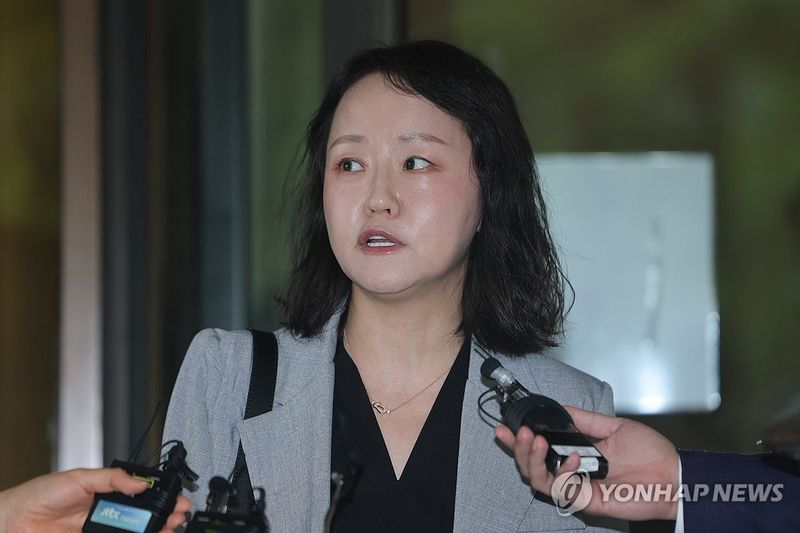 취재진 질문에 답하는 유정화 변호사 (출처=연합뉴스)