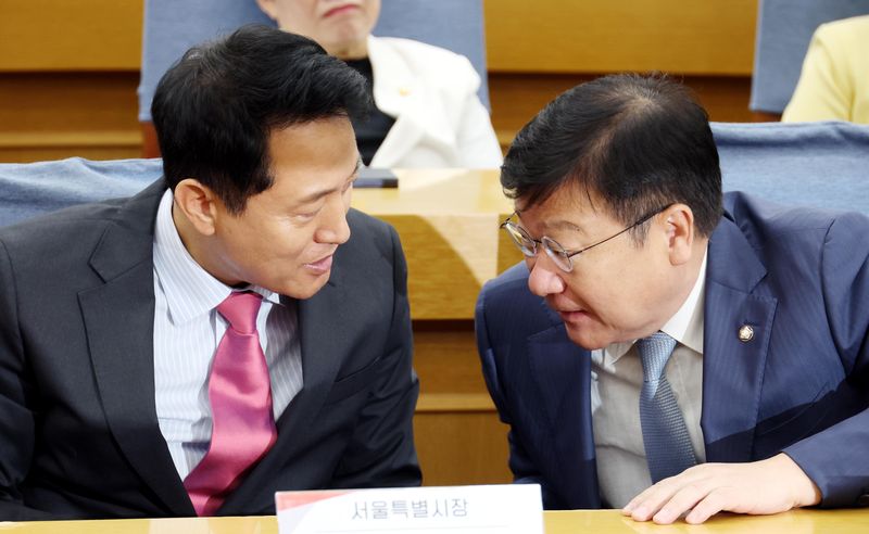 [서울=뉴시스] 조성봉 기자 = 정점식 국민의힘 원내대표와 오세훈 서울시장이 24일 오전 서울 여의도 국회 의원회관 소회의실에서 열린 대한민국 미래혁신포럼 제9차 세미나에서 대화를 하고 있다. 2026.06.24. suncho21@newsis.com