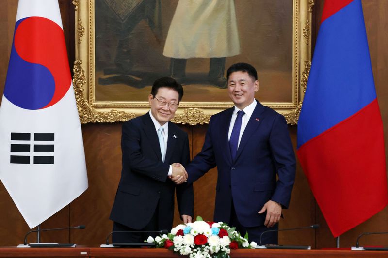 이재명 대통령과 오흐나 후렐수흐 몽골 대통령이 9일(현지시간) 몽골 울란바타르 정부청사에서 정상회담에 앞서 악수하고 있다. 2026.7.9 ⓒ 뉴스1 이재명 기자