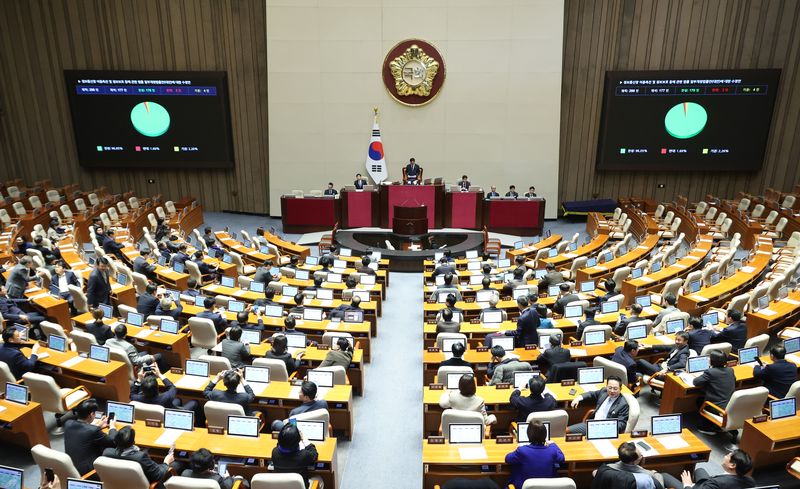 [서울=뉴시스] 김금보 기자 = 정보통신망 이용촉진 및 정보보호 등에 관한 법률 일부개정법률안(대안)이 서울 여의도 국회에서 열린 제430회국회(임시회) 제2차 본회의에서 무제한토론을 거쳐 가결되고 있다. 2025.12.24. kgb@newsis.com