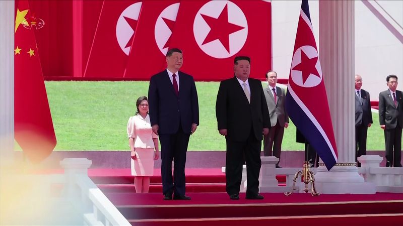 [서울=뉴시스] 고승민 기자 = 북한 조선중앙TV는 지난달 9일 시진핑 중국 국가주석의 북한 국빈 방문을 보도했다. 사진은 지난 8일 김일성광장에서 열린 시 주석 환영식에서 김 위원장과 시 주석 모습. (사진=조선중앙TV 캡쳐) 2026.07.09. photo@newsis.com