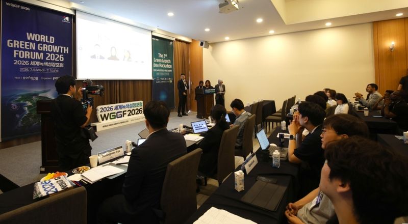 [포항=뉴시스] = 세계 녹색성장 포럼 둘째 날인 9일 부대 세션으로 열린 '제2회 녹색성장 실천 아이디어 해커톤' 모습. (사진=포항시 제공) 2026.07.09. photo@newsis.com