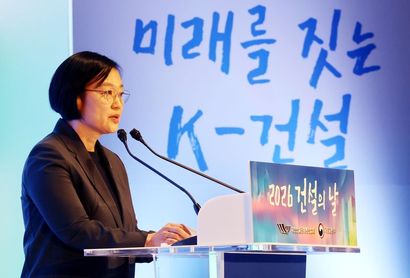[서울=뉴시스] 박영태 기자 = 한성숙 국무총리가 9일 오후 서울 강남구 논현동 건설회관에서 열린 건설의 날 기념식에 참석해 축사를 하고 있다. 2026.07.09. since1999@newsis.com