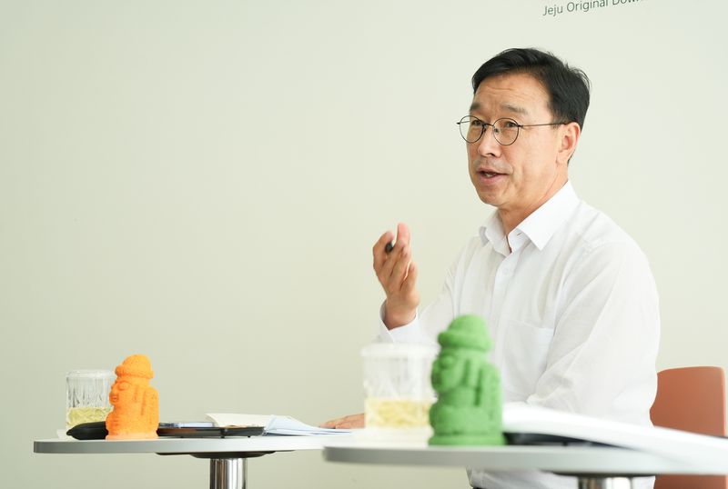 위성곤 제주특별자치도지사가 9일 제주관광 정책간담회에서 관광업계의 현안과 건의에 대한 입장을 밝히고 있다. 위 지사는 AI 검색과 연계한 관광정보 데이터 구축과 여행업체 간 예약 플랫폼 등을 우선 검토하라고 주문했다. /사진=제주특별자치도 제공