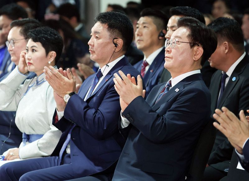 [울란바타르=뉴시스] 조성봉 기자 = 몽골을 국빈 방문한 이재명 대통령이 9일(현지 시간) 울란바타르 한 호텔에서 열린 한-몽 비즈니스 포럼에서 오흐나 후렐수흐 몽골 대통령과 함께 박수를 치고 있다. 2026.07.09. suncho21@newsis.com