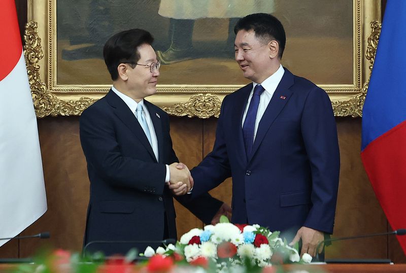 [울란바타르=뉴시스] 조성봉 기자 = 몽골을 국빈 방문한 이재명 대통령이 9일(현지 시간) 울란바타르 정부청사에서 열린 한-몽골 정상회담에서 오흐나 후렐수흐 대통령과 악수하고 있다. 2026.07.09. suncho21@newsis.com