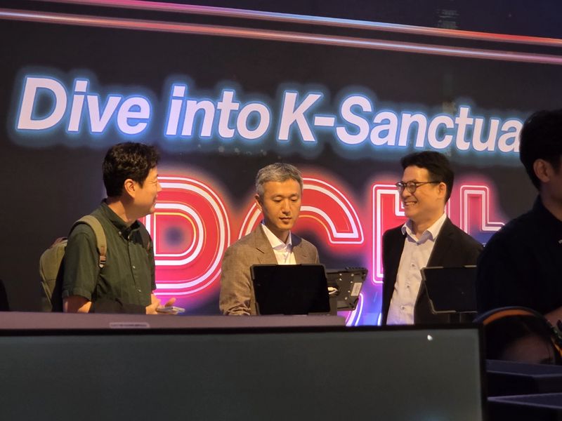 뉴욕한국문화원이 8월 22일까지 여름 대표 문화 캠페인을 뉴욕 맨해튼 문화원에서 개최한다. 성준호 스마일게이트 대표이사가(가운데) 현장을 살펴보고 있다. 사진=이병철기자