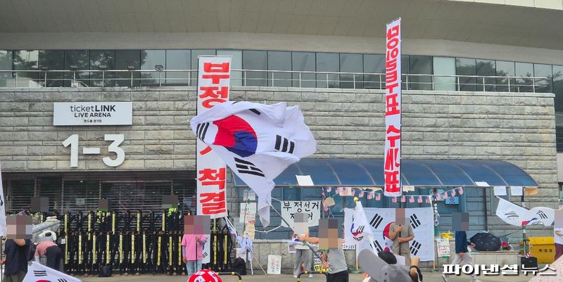 지난 3일 서울 송파구 올림픽공원 체조경기장 앞에서 재선거와 수개표를 요구하는 집회가 열리고 있다. 사진=한승곤 기자