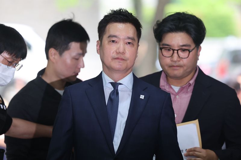 [서울=뉴시스] 권창회 기자 = 김세의 가로세로연구소 대표가 26일 서울 서초구 서울중앙지법에서 성폭력범죄의 처벌 등에 관한 특례법 위반(카메라 등 이용 촬영물 반포 등) 혐의로 구속 전 피의자 심문(영장실질심사)에 출석하고 있다. 2026.05.26. kch0523@newsis.com