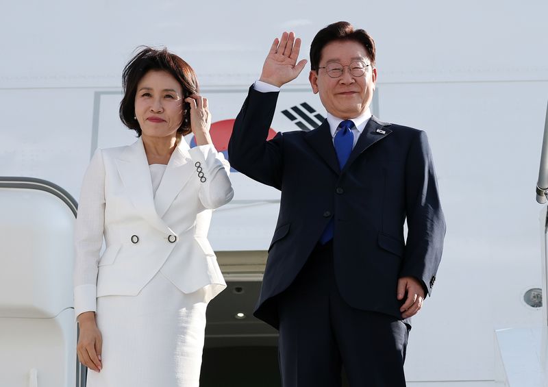 북대서양조약기구(NATO·나토) 정상회의 일정을 마친 이재명 대통령과 김혜경 여사가 8일(현지시간) 튀르키예 앙카라 에센보아 국제공항에서 몽골행 공군 1호기 탑승 전 환송객에게 인사하고 있다. ⓒ 뉴스1 이재명 기자