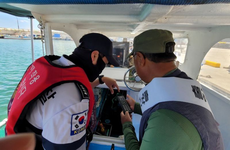 지난 9일 감포항 일대에서 동해어업관리단과 관계기관이 함께 ‘2026년도 하계 어업인 대상 관계기관 합동 어선안전캠페인’을 전개하고 있는 모습. 동해어업관리단 제공