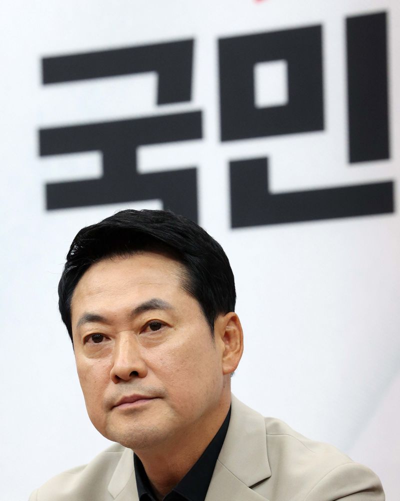 [서울=뉴시스] 고범준 기자 = 장동혁 국민의힘 대표가 9일 서울 여의도 국회에서 열린 최고위원회의에서 정점식 원내대표의 발언을 듣고 있다. 2026.07.09. bjko@newsis.com