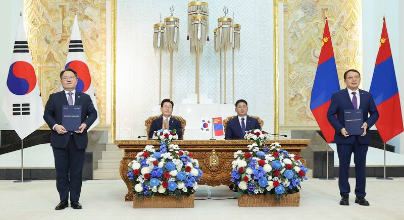[울란바타르=뉴시스] 조성봉 기자 = 권민수 한국은행 부총재보와 산자아 나란초크트 몽골 중앙은행장이 지난 9일(현지 시간) 울란바타르 정부청사에서 이재명 대통령과 오흐나 후렐수흐 몽골 대통령이 임석한 가운데 한국은행과 몽골중앙은행 간 교류협력 및 기술지원에 관한 양해각서(MOU)를 체결한 뒤 기념촬영을 하고 있다. 2026.07.09. suncho21@newsis.com