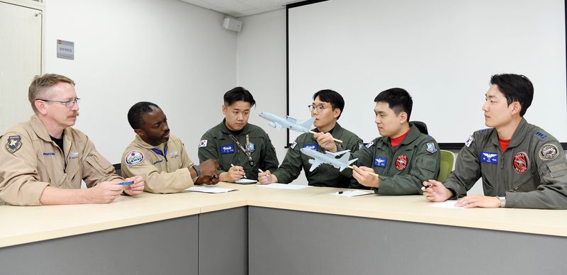 공군은 지난 4월 20일부터 10일까지 E-737 항공통제기 공중급유 훈련을 실시했다. 이번 훈련을 통해 E-737 조종사 4명이 공중급유 자격을 획득했으며, E-737은 유사시 공중급유를 통해 장시간 임무를 수행할 수 있는 기반을 마련했다. 공중급유 훈련을 앞두고 E-737 조종사와 항공통제사들이 보잉사 비행교관들과 임무 브리핑을 하고 있다. 공군 제공