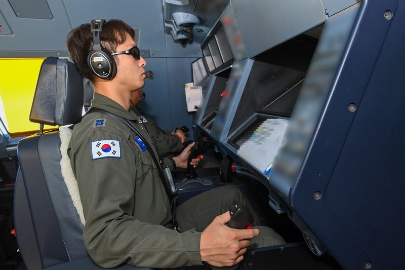 공군은 지난 4월 20일부터 10일까지 E-737 항공통제기 공중급유 훈련을 실시했다. 이번 훈련을 통해 E-737 조종사 4명이 공중급유 자격을 획득했으며, E-737은 유사시 공중급유를 통해 장시간 임무를 수행할 수 있는 기반을 마련했다. 3D 고글을 착용한 KC-330 급유통제사가 콘솔화면을 보며 KC-330 후미에 장착된 급유 붐(Boom)을 조작하고 있다. 공군 제공