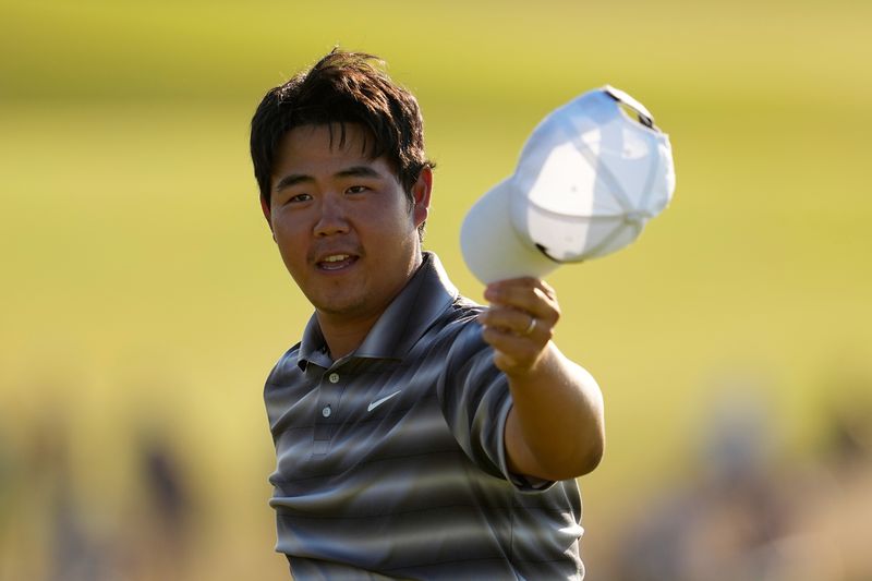[사우샘프턴=AP/뉴시스] 김주형이 21일(현지 시간) 미 뉴욕주 사우샘프턴의 시네콕 힐스 골프클럽에서 열린 US 오픈 최종 라운드 18번 홀 라운딩을 마친 후 갤러리에 화답하고 있다. 김주형은 최종 합계 1언더파 279타 단독 3위로 대회를 마쳤다. 2026.06.22.