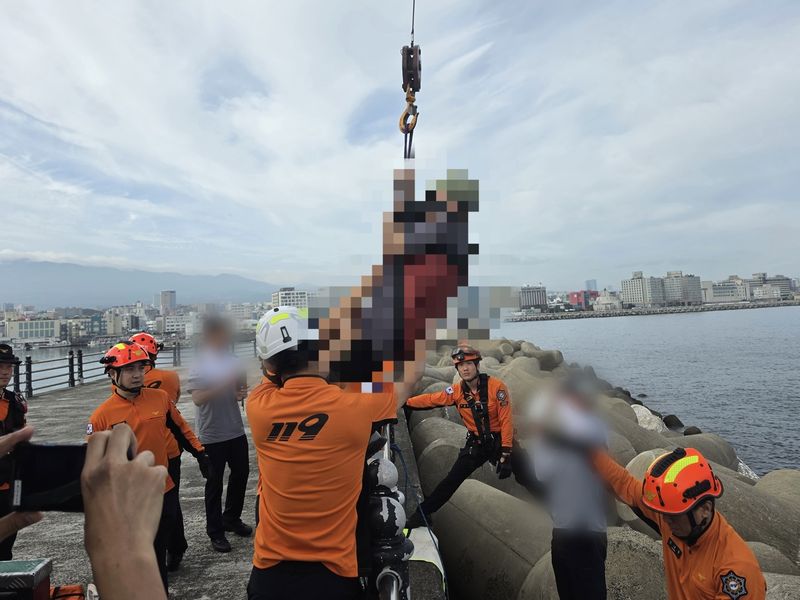 지난 7월10일 제주시 건입동 해안 테트라포드에서 추락사고가 발생해 119구조대원들이 인양장비를 이용해 요구조자를 구조하고 있다. 테트라포드는 구조물 사이 공간이 깊고 불규칙해 추락할 경우 자력 탈출이 어렵고 구조작업에도 전문장비가 필요하다. 사진=제주소방안전본부 제공