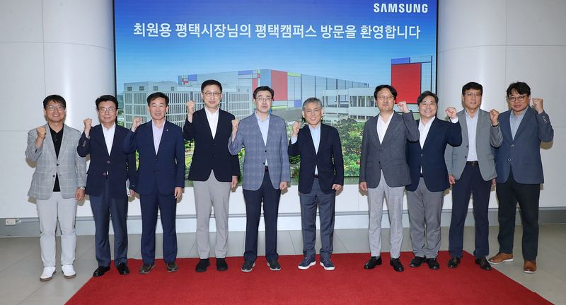 [평택=뉴시스] 경기 평택시 최원용 시장 및 시 관계자들이 고덕 삼성반도체 평택캠퍼스를 방문해 기념사진을 찍고 있다. (사진=평택시 제공) 2206.07.10.photo@newsis.com