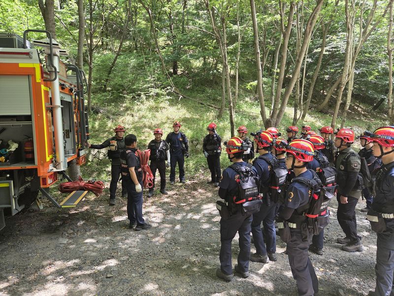 한국산림재난안전기술공단이 진행하는 실전형 산불 진화전술훈련에 참여한 산불재난특수진화대원들이 전문 교관의 설명을 듣고 있다. 한국산림재난안전기술공단 제공