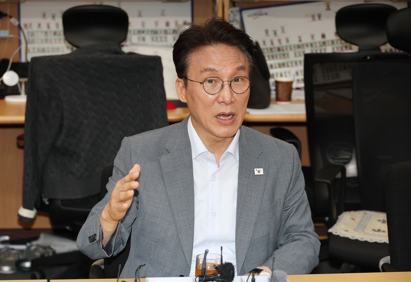 더불어민주당 당 대표 경선에 출마한 김민석 전 국무총리가 10일 전북도청에서 기자간담회를 하고 있다. 연합뉴스