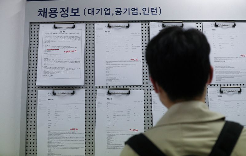 서울의 한 대학교 취업게시판에서 채용정보를 살펴보는 대학생 모습. (사진은 기사 내용과 무관함) 2021.12.29 ⓒ 뉴스1 성동훈 기자