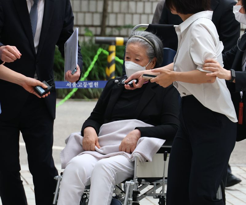 [서울=뉴시스] 홍효식 기자 = 특검이 윤석열 정부와의 '정교유착 의혹' 정점으로 지목된 한학자 세계평화통일가정연합(통일교) 총재에게 징역 13년이라는 중형을 구형했다. 사진은 윤석열 정부와의 '정교유착' 혐의로 기소된 한학자 통일교 총재가 10일 서울 서초구 서울중앙지법에서 열린 결심공판에 출석하는 모습. (공동취재) 2026.07.10. photo@newsis.com