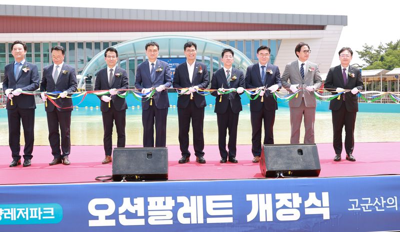 고군산군도 해양관광의 새로운 랜드마크인 '군산 오션팔레트' 개장식이 10일 전북 군산 무녀도 일원에서 열린 가운데 행사 참석자들이 테잎커팅을 하고 있다.(전북도 제공. 재판매 및 DB금지)/뉴스1