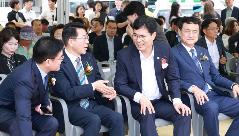 10일 전북 군산 무녀도 일원에서 '군산 오션팔레트' 개장식이 개최된 가운데 이원택 전북지사가 황종우 해수부 장관, 김재준 군산시장 등과 이야기를 나누고 있다.(전북도 제공. 재판매 및 DB금지)/뉴스1