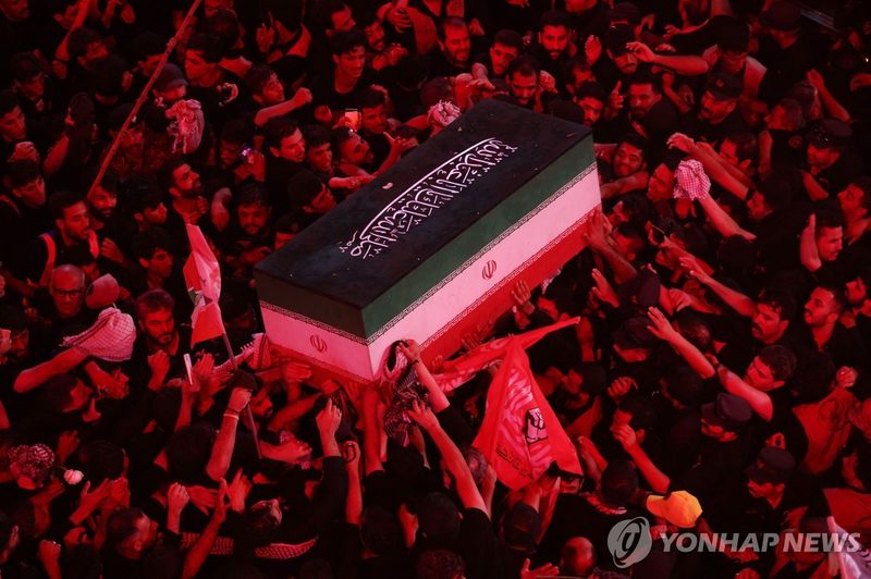 안장을 앞둔 아야톨라 알리 하메네이의 시신 (출처=연합뉴스)