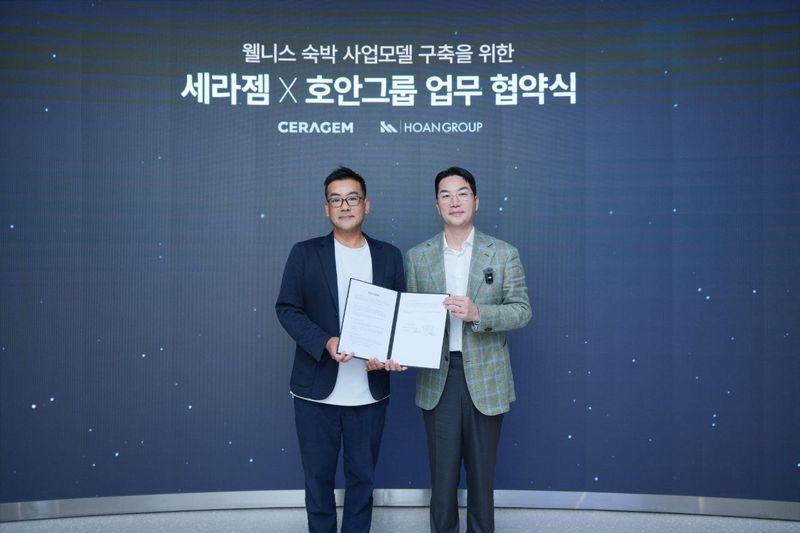 사진 좌측부터 조용준 세라젬 전무와 이승훈 호안그룹 대표. 호안그룹 제공.