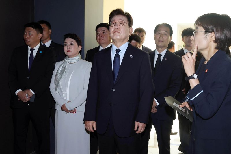 [울란바타르=뉴시스] 조성봉 기자 = 몽골을 국빈 방문한 이재명 대통령이 10일(현지 시간) 울란바타르 이태준 기념공원 내 기념관에서 전시물을 살펴보고 있다. 대암 이태준 선생은 항일 독립운동가이자 몽골 마지막 황제의 어의로 울란바타르에서 활약했다. 2026.07.10. suncho21@newsis.com