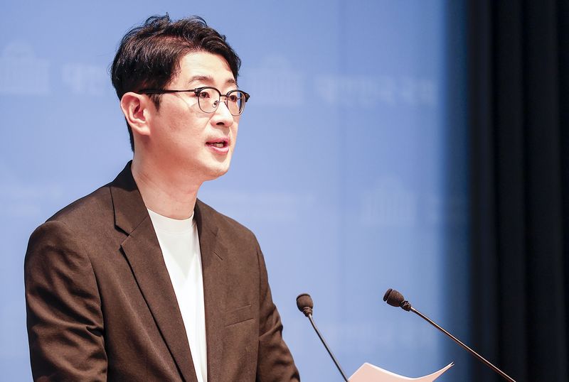 [서울=뉴시스] 정병혁 기자 = 주진우 국민의힘 의원이 10일 서울 여의도 국회 소통관에서 정이한 전 개혁신당 부산시장 후보의 테러자작극을 숨긴 경찰 고발 기자회견을 하고 있다. 2026.07.10. jhope@newsis.com