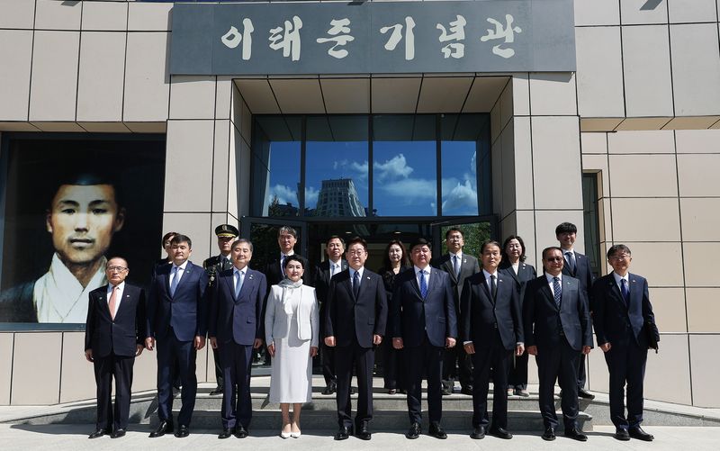 몽골을 국빈 방문 중인 이재명 대통령이 10일(현지시간) 울란바타르 이태준 열사 기념관을 방문해 기념촬영을 하고 있다. 2026.7.10 ⓒ 뉴스1 이재명 기자