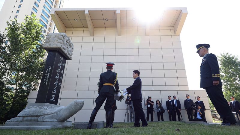 몽골을 국빈 방문 중인 이재명 대통령이 10일(현지시간) 울란바타르 이태준 열사 기념관을 방문해 가묘에 헌화하고 있다. 2026.7.10 ⓒ 뉴스1 이재명 기자