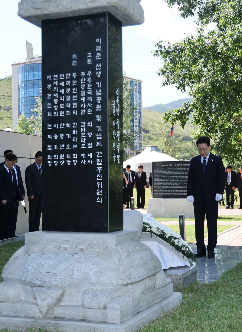 몽골을 국빈 방문 중인 이재명 대통령이 10일(현지시간) 울란바타르 이태준 열사 기념관을 방문해 가묘에 헌화하고 있다. 2026.7.10 ⓒ 뉴스1 이재명 기자